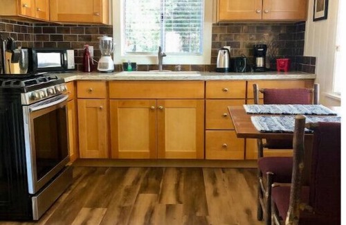Midpines Cabin | NEW - Charming Red Cabin near Yosemite