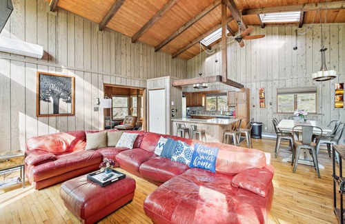 Bushkill Ski Chalet | NEW! Charming Porter House in the heart of the Poconos