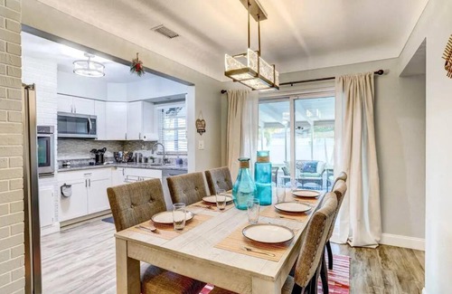 South Pinellas Community Council House | NEW! Cheerful bungalow with hot tub near beaches