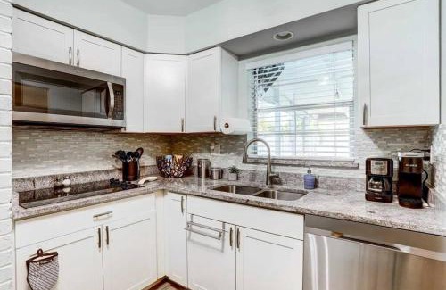 South Pinellas Community Council House | NEW! Cheerful bungalow with hot tub near beaches