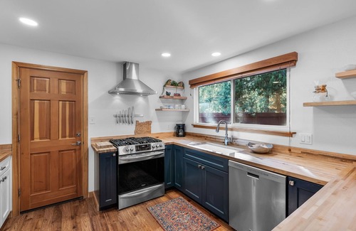 Southern Crossing House | New! Chic Hideaway ~ Hot Tub ~ Ping Pong Table ~ Close to Old Mill