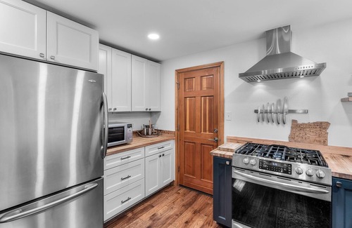 Southern Crossing House | New! Chic Hideaway ~ Hot Tub ~ Ping Pong Table ~ Close to Old Mill