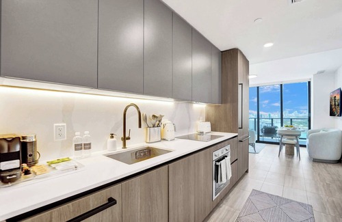 North Beach Condo | NEW: Chic Miami Beach 2BR/2BA – Walk to Ocean!