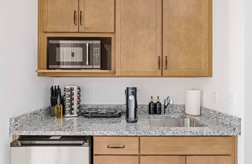 Glendale House | New Chic & Spacious: Glendale