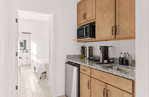 Glendale House | New Chic & Spacious: Glendale