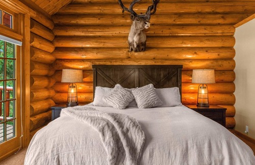 Pequot Lakes Cabin | NEW! Classic Lakeside Lodge with Luxury Amenities and Sunset Views