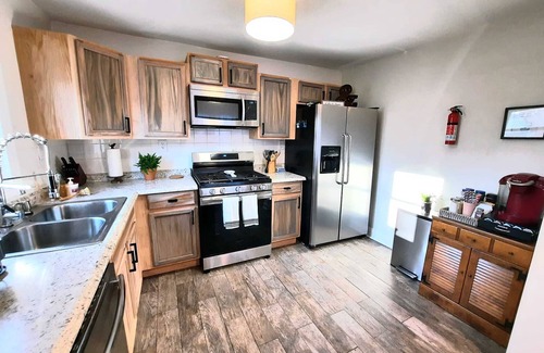 Benton Harbor Cottage | NEW ★ 🤩| Close to Beaches | Golf course | Private Deck | Central Air | 5 beds