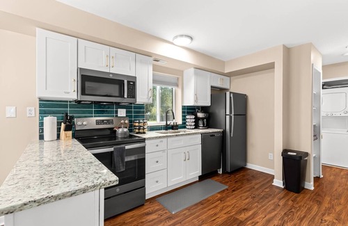 Roseville Apartment | New! Comfortable 1BR Flat Near Downtown Roseville