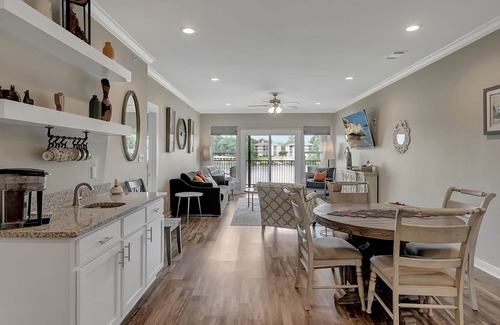 Lake Hamilton Condo | NEW Condo! Recharge with a Lake Wake Break!