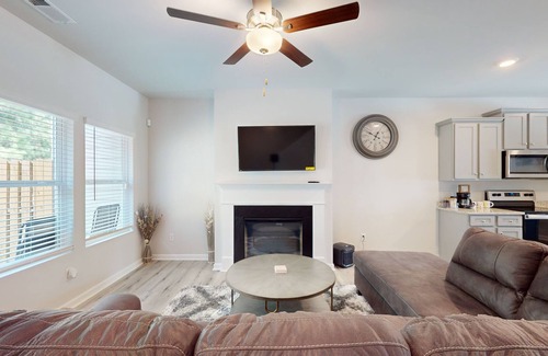 Union City House | New construction 3 bedroom townhouse 11min from Hartsfield Atlanta Airport.
