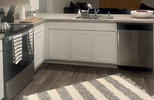 Florida Shores House | New Construction Home Located Next to a Publix Plaza With Space to Fit 10 Guests