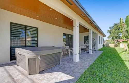 Sunset House | New Construction Villa HotTub Heated Pool Gameroom