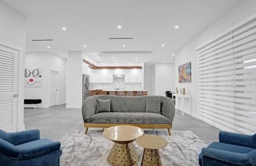 Sunset House | New Construction Villa HotTub Heated Pool Gameroom