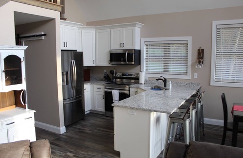 Hendersonville Cabin | New Construction farmhouse w/Jacuzzi, loft and old rustic appeal