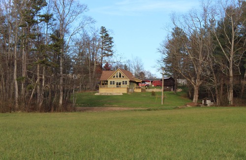 Hendersonville Cabin | New Construction farmhouse w/Jacuzzi, loft and old rustic appeal