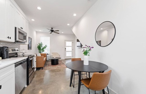 Lafayette House | NEW Couillon House Luxury Amenities Fast WiFi Cozy