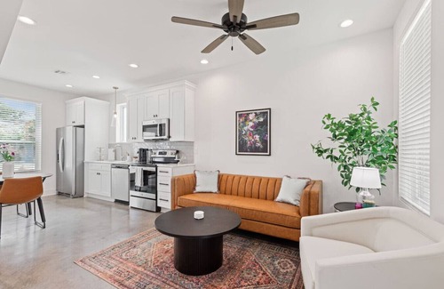 Lafayette House | NEW Couillon House Luxury Amenities Fast WiFi Cozy