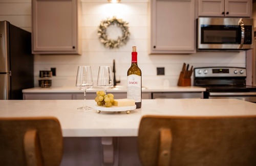 Broken Bow Cabin | NEW Couples Luxury Cabin/Fireplace/Hot Tub/Fully Stocked Kitchen/Covered Patio