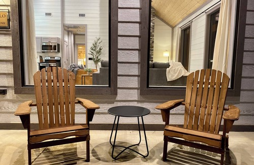 Broken Bow Cabin | NEW Couples Luxury Cabin/Fireplace/Hot Tub/Fully Stocked Kitchen/Covered Patio