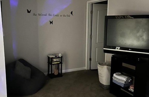 Lawrenceville House | New Cozy 1 Califonia King Size Bed with Small sitting Area & Private Bathroom wit Private Entrance! With Free Parking outside Unit! 45 mins away from Airport!