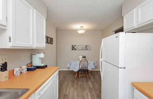 Fargo Apartment | NEW Cozy 2-bedroom, sleeps 6!