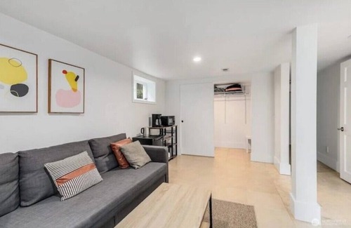 North Beacon Hill Apartment | NEW! Cozy Apt in Beacon Hill with Fast WiFi and TV.