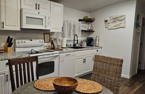 Sequim House | New Cozy Beach Bungalow, only a 1/2 mile walk to beautiful quiet Beach