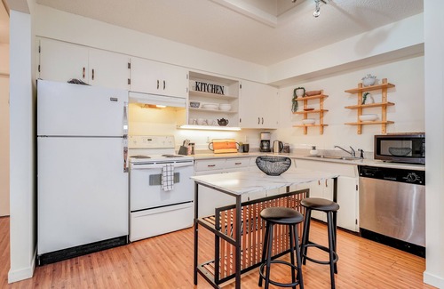 Victoria West House | New! Cozy BoHo Chic City Cottage