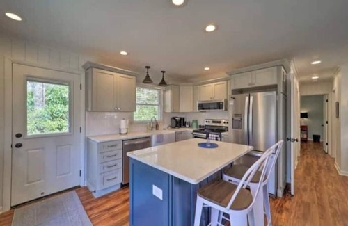Newland Cabin | NEW! Cozy cabin minutes from Grandfather Mtn, Banner Elk, golf and pool too!