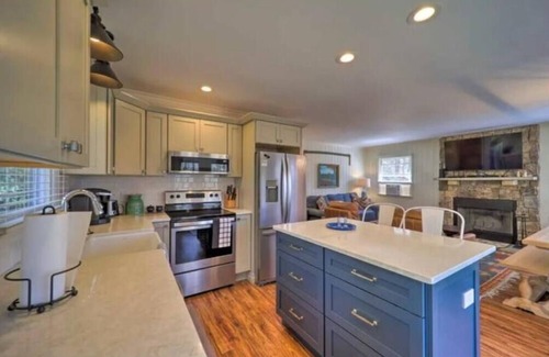 Newland Cabin | NEW! Cozy cabin minutes from Grandfather Mtn, Banner Elk, golf and pool too!
