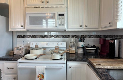 Surfside Beach House | New cozy & clean bay home with great rates, 3 min walk to beach! Come stay!
