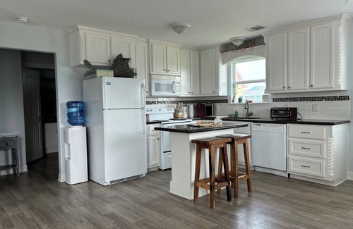 Surfside Beach House | New cozy & clean bay home with great rates, 3 min walk to beach! Come stay!