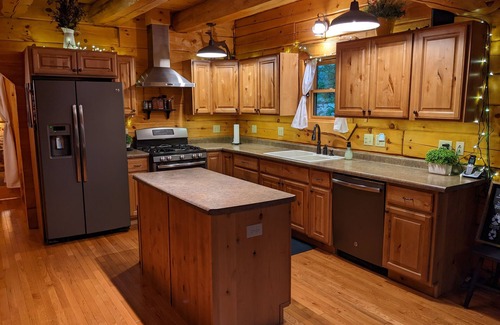 Tomahawk Cabin | NEW! Cozy & Comfortable Log Cabin RETREAT on the WI River