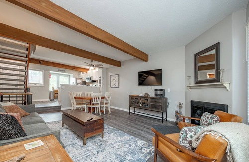 McHenry House | New! Cozy Dog Friendly Wisp Townhome w/Hot Tub