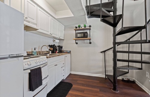 North Tampa Apartment | NEW Cozy Getaway/Pool/Gym/Fireplace/Heart of Tampa Stay