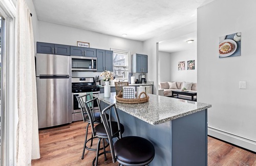 Elmhurst Apartment | NEW! Cozy home away from home, Walkable restaurants and cafes, spacious layout