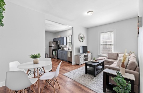 Elmhurst Apartment | NEW! Cozy home away from home, Walkable restaurants and cafes, spacious layout