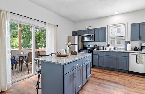 Elmhurst Apartment | NEW! Cozy home away from home, Walkable restaurants and cafes, spacious layout