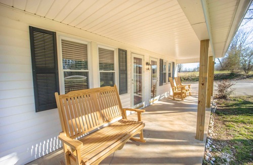 Somerset Cabin | NEW Cozy Lake House, Game Room, Fire-pit & Hot Tub & 1/2mile to boat ramp