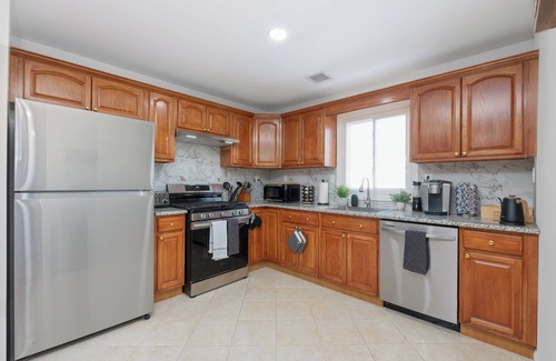 The Heights House | New! Cozy retreat w/complimentary parking and arcade game room! Minutes to NYC