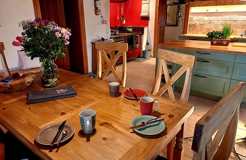 Grainet House | NEW! Cozy Sacherl, private whirlpool, sauna and fireplace. Fenced garden.