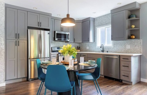 Madison Park Apartment | NEW Cozy Unit w/Porch near Arboretum and Transit