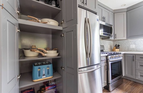 Madison Park Apartment | NEW Cozy Unit w/Porch near Arboretum and Transit