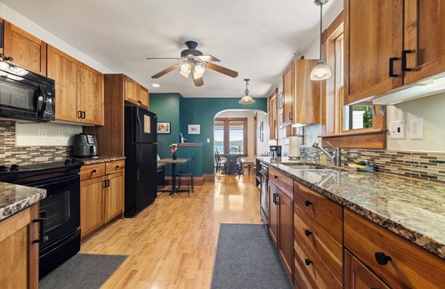 Beulah House | *NEW*Crystal Lake Private frontage/Location/Lawn/Hot tub!