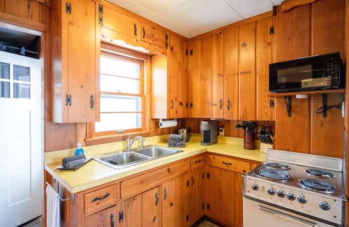 Holland Cottage | New! Cute Cottage near Holland State Park