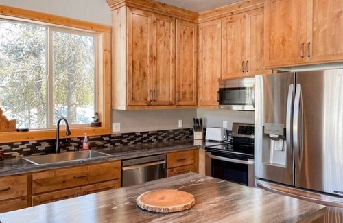 Fir Grove Estates Cabin | New! Cute Donnelly Cabin Near Beach