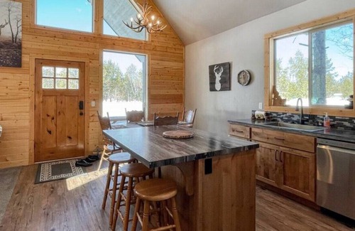 Fir Grove Estates Cabin | New! Cute Donnelly Cabin Near Beach