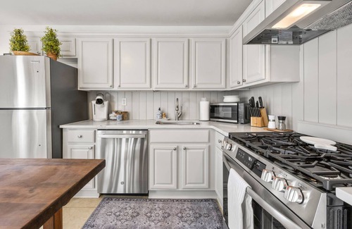 College Heights House | New Decatur Townhome with Stylish design, Quiet Neighborhood, & Minutes to Downtown by iTrip Atlanta