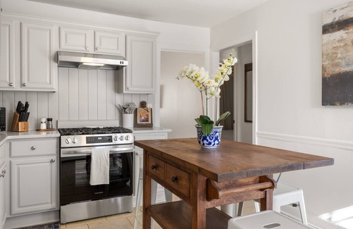 College Heights House | New Decatur Townhome with Stylish design, Quiet Neighborhood, & Minutes to Downtown by iTrip Atlanta