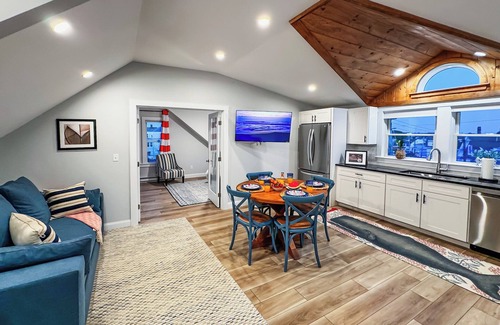 Gloucester Apartment | New Design - Walk to DNTN, Beauport, Beach, Train